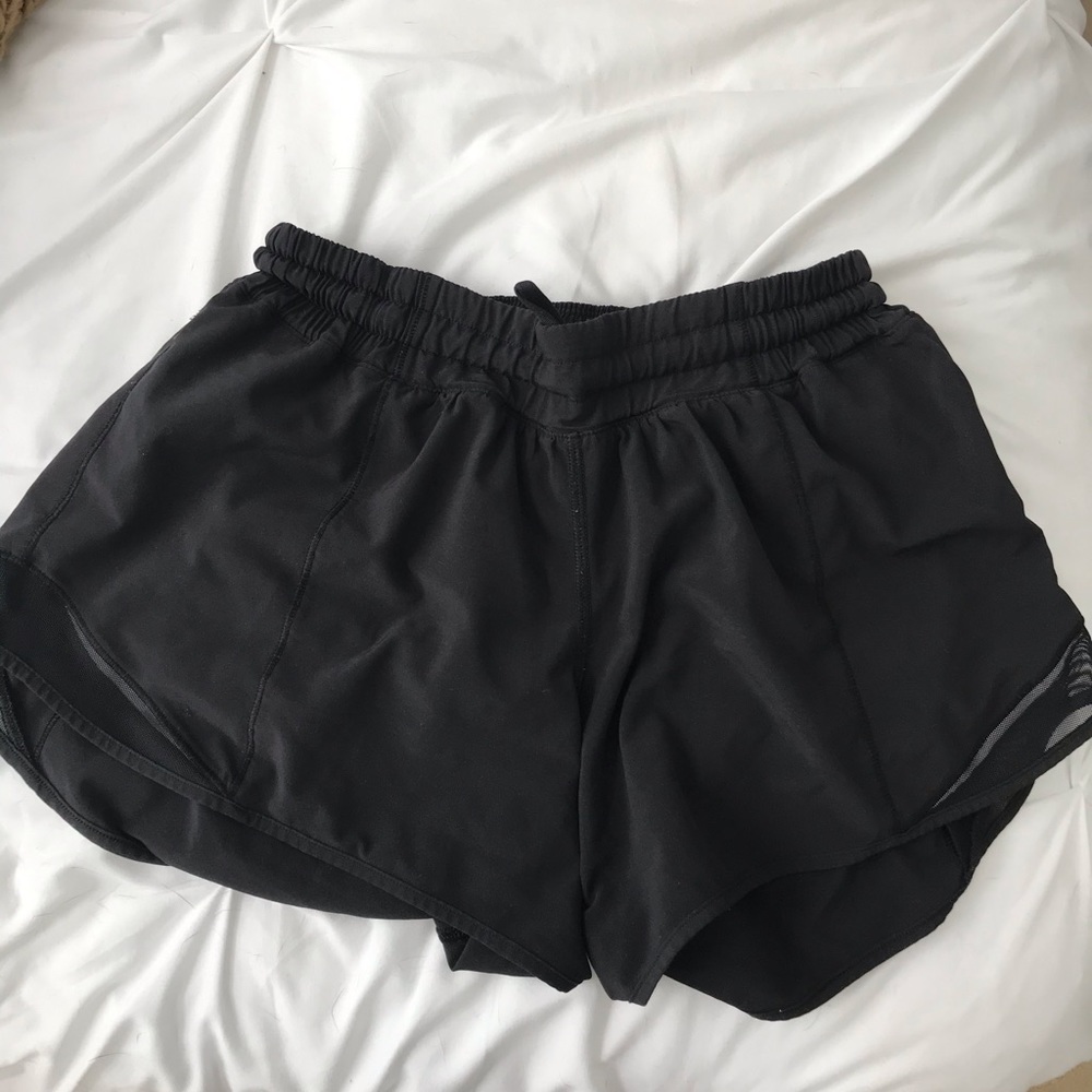 Lululemon size 4 4inch Hotty Hot shorts
